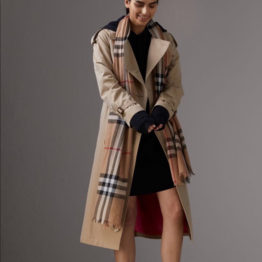 Burberry 220x70 cm lightweight silk and wool wrap